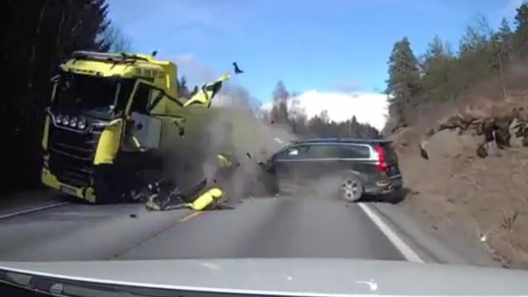 Τράκαρε με νταλίκα και δεν έπαθε το παραμικρό! Τράκαρε με νταλίκα και δεν έπαθε το παραμικρό!